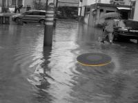 国外设计师研发“智能”井盖 遇暴雨能自动漂浮
