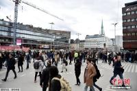 瑞典首都发生卡车撞人事件 官方称遭“恐怖袭击”