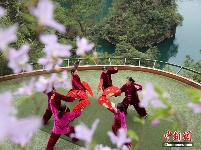 清明时节春色美 太极舞动宝峰湖