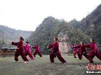 清明时节春色美 太极舞动宝峰湖