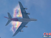 炫美！英摄影师拍到罕见“飞机彩虹”