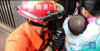 荆门丨4岁小孩手指被卡门缝 消防紧急施救