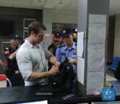 外国友人大意丢包 荆门巡特警全力找回获好评 