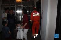 荆门丨小区停电电梯停在两楼之间 两人被困