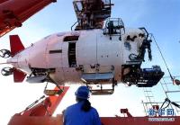 “蛟龙”号成功找回一年前“丢”在6300米深海的采水器
