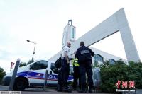 巴黎一男子驾车冲撞清真寺人群未遂 被警方逮捕