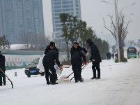 风雪脚步不停 寒冬干劲不减丨荆门城管连续鏖战 抗击冰雪保畅通