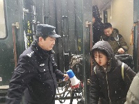 荆门铁警雪天守护旅客出行安全 