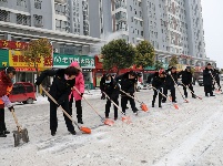 风雪脚步不停 寒冬干劲不减丨荆门城管连续鏖战 抗击冰雪保畅通