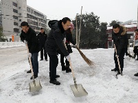 风雪脚步不停 寒冬干劲不减丨荆门城管连续鏖战 抗击冰雪保畅通