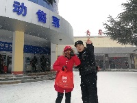 荆门铁警雪天守护旅客出行安全 