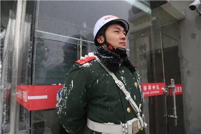 荆门公安迎战风雪护平安
