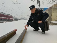 荆门铁警雪天守护旅客出行安全 