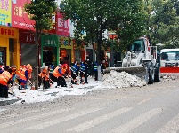 风雪脚步不停 寒冬干劲不减丨荆门城管连续鏖战 抗击冰雪保畅通