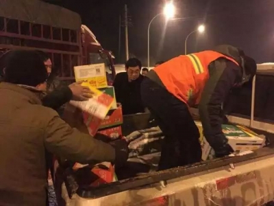 荆门交通公路部门慰问引导一千多台滞留货车