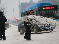 风雪脚步不停 寒冬干劲不减丨荆门城管连续鏖战 抗击冰雪保畅通