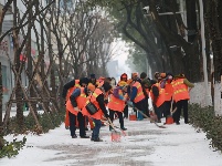 风雪脚步不停 寒冬干劲不减丨荆门城管连续鏖战 抗击冰雪保畅通