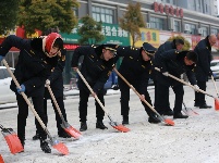 风雪脚步不停 寒冬干劲不减丨荆门城管连续鏖战 抗击冰雪保畅通