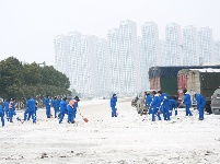 风雪脚步不停 寒冬干劲不减丨荆门城管连续鏖战 抗击冰雪保畅通