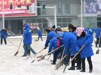 风雪脚步不停 寒冬干劲不减丨荆门城管连续鏖战 抗击冰雪保畅通