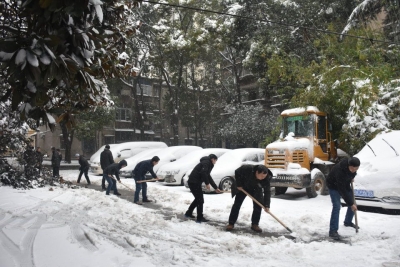 荆门市商务局开展扫雪除冰志愿活动