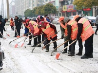 风雪脚步不停 寒冬干劲不减丨荆门城管连续鏖战 抗击冰雪保畅通