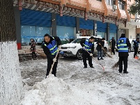 风雪脚步不停 寒冬干劲不减丨荆门城管连续鏖战 抗击冰雪保畅通