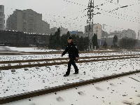 荆门铁警雪天守护旅客出行安全 