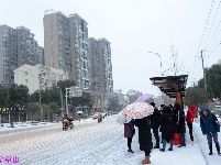 京山雪景分外妖娆