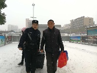 荆门铁警雪天守护旅客出行安全 