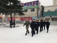 荆门铁警雪天守护旅客出行安全 