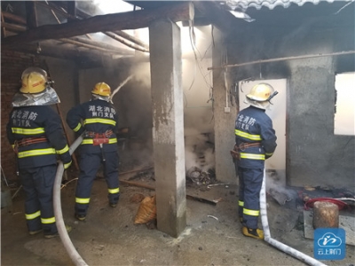 京山一民房起火 消防员火场里抢出2个煤气罐