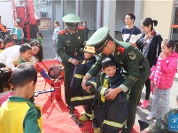 荆门丨小学生进警营 零距离学消防