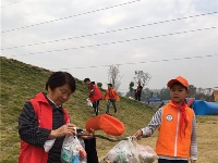 钟祥：景区拾捡垃圾 倡导文明旅游