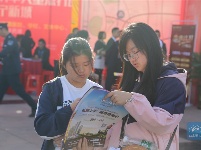 荆门市庆祝改革开放四十年城市建设·房产成就展暨创建文明城市系列公益活动开幕式举行