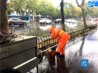 荆门丨为风雨中坚守的环卫工人点赞