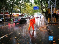 荆门丨为风雨中坚守的环卫工人点赞