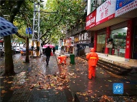 荆门丨为风雨中坚守的环卫工人点赞