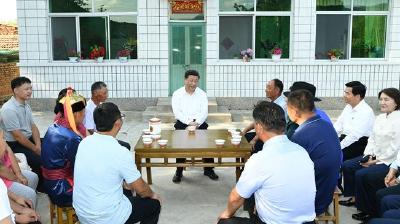 习近平在内蒙古考察并指导开展“不忘初心、牢记使命”主题教育时强调 牢记初心使命贯彻以人民为中心发展思想 把祖国北部边疆风景线打造得更加亮丽