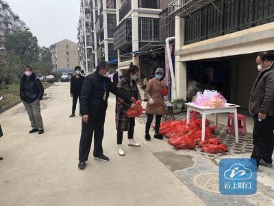 众志成城抗疫情丨屈家岭管理区扶贫干部为贫困户增收保驾护航