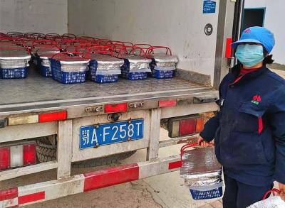 荆门科技特派员为一线医护人员捐赠千斤双孢蘑菇