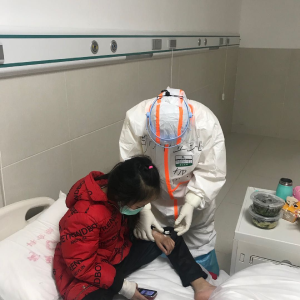 屈家岭95后护士王倩灾难面前超越自我