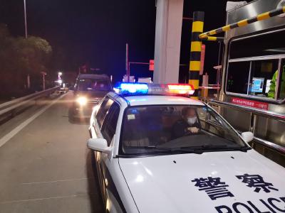 众志成城抗疫情丨村民头部意外受伤 沙洋民警紧急护送就医