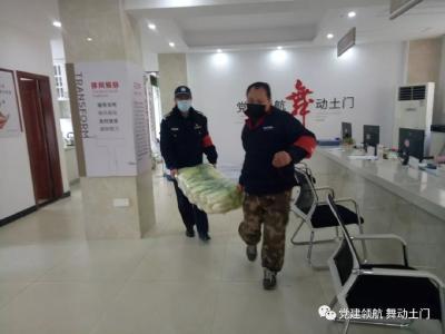 众志成城抗疫情丨随叫随到！困难户甘当居民“跑腿员”