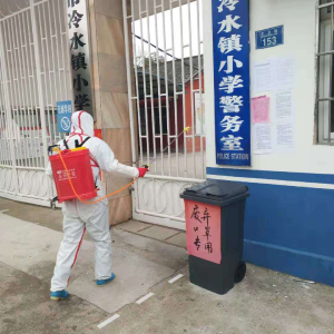 坚守34天  副校长变身“勤务员”