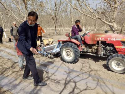 为新疆棉田盖上绿色环保膜：荆门高新区全生物降解地膜成新疆农民的“香饽饽”