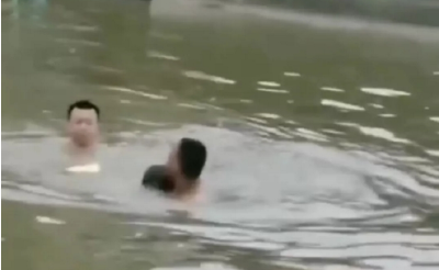 小车落水女司机被困，急！三男子跳入水中救人，帅！
