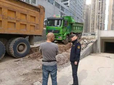 荆门丨车轮带泥满城跑，渣土车“不净身”领罚