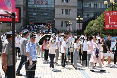 高考首日  荆门东宝警方与考生同“战斗”
