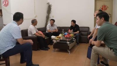 董勇走访慰问老党员和困难党员